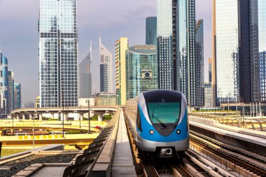 Dubai metro hattı Dubai 'de bir yaz günü, Birleşik Arap Emirlikleri