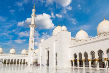Bir yaz günü Abu Dabi 'deki Şeyh Zayed Büyük Camii, Birleşik Arap Emirlikleri