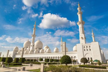 Bir yaz günü Abu Dabi 'deki Şeyh Zayed Büyük Camii, Birleşik Arap Emirlikleri