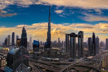 Bir yaz gecesi Dubai şehir merkezinin panoramik hava manzarası, Birleşik Arap Emirlikleri