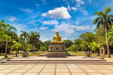 Colombo, Sri Lanka 'daki Viharamahadevi parkında oturan dev Buda.