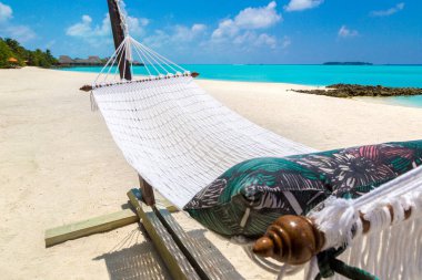 Güneşli bir yaz gününde tropik cennet okyanus sahilinde romantik bir hamak.