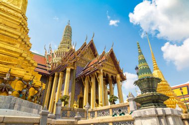 Büyük Saray ve Wat Phra Kaew (Zümrüt Buda Tapınağı) bir yaz günü Bangkok 'ta