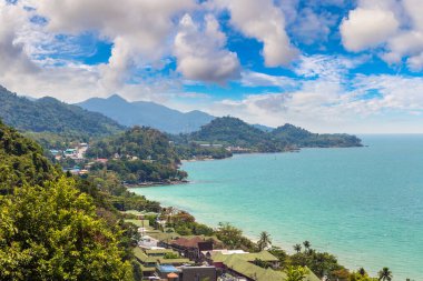 Güneşli bir günde Tayland 'ın Koh Chang adasının panoramik hava manzarası