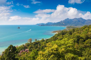 Güneşli bir günde Tayland 'ın Koh Chang adasının panoramik hava manzarası