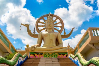Büyük Buda Koh Samui 'de, Tayland' da bir yaz gününde