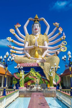 Wat Plai Laem Tapınağı 'ndaki Shiva Heykeli, Samui, Tayland bir yaz günü