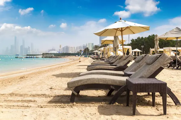 Sunbeds Umbrellas Beach Luxury Hotel Abu Dhabi Summer Day United — Stock Photo, Image