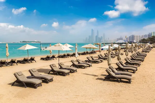 Napágyak Esernyők Tengerparton Luxus Szálloda Abu Dhabi Egy Nyári Napon — Stock Fotó
