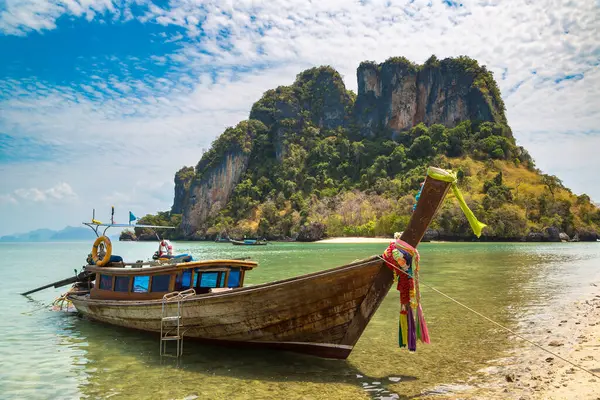 Длиннохвостая Лодка Пляже Острова Пхак Биа Koh Phak Bia Таиланде Стоковая Картинка