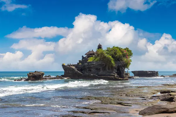 Tanah Lot Tempel Bali Indonesien Solig Dag Stockbild