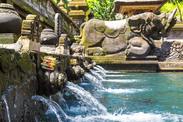 印度尼西亚巴厘Pura Tirta Empul寺的圣水池 免版税图库图片