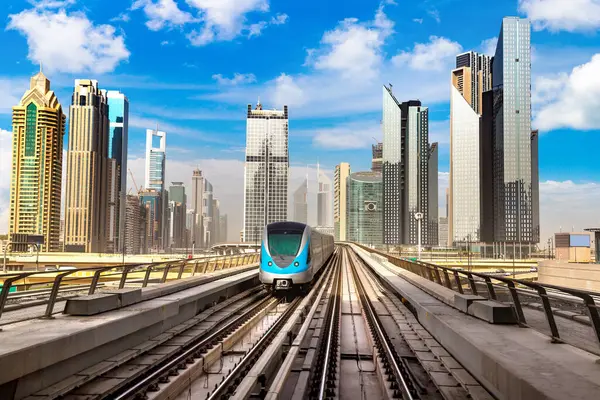 Tren Metro Dubái Día Verano Dubái Emiratos Árabes Unidos Imágenes de stock libres de derechos
