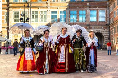 GDANSK, POLAND - 7 Eylül 2022: Polonya 'nın Gdansk kentinde eski ve güzel bir kasabada geleneksel Polonya halk kıyafeti giymiş bir grup kadın