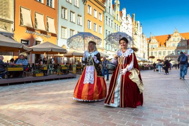 GDANSK, POLAND - 7 Eylül 2022: Polonya 'nın Gdansk kentinde eski ve güzel bir kasabada geleneksel Polonya halk kıyafeti giymiş bir grup kadın