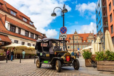 GDANSK, POLAND - 7 Eylül 2022: Polonya 'nın Gdansk kentindeki güzel eski bir kasabayı gezmek için eski model bir araba