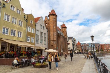 GDANSK, POLAND - 7 Eylül 2022: Güneşli bir günde Gdansk 'taki eski kasaba, Polonya