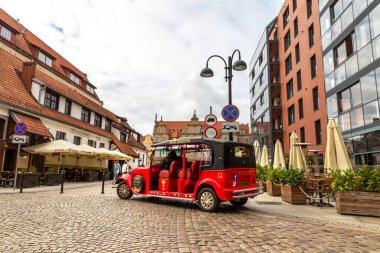 GDANSK, POLAND - 7 Eylül 2022: Polonya 'nın Gdansk kentindeki güzel eski bir kasabayı gezmek için eski model bir araba