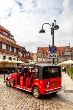 GDANSK, POLAND - 7 Eylül 2022: Polonya 'nın Gdansk kentindeki güzel eski bir kasabayı gezmek için eski model bir araba