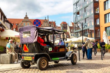 GDANSK, POLAND - 7 Eylül 2022: Polonya 'nın Gdansk kentindeki güzel eski bir kasabayı gezmek için eski model bir araba