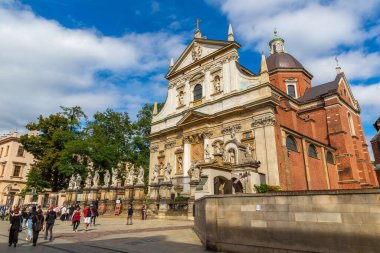 KRAKOW, POLAND - 9 Eylül 2022: Krakow, Polonya 'da bir yaz gününde St. Peter ve St. Pauls Kilisesi