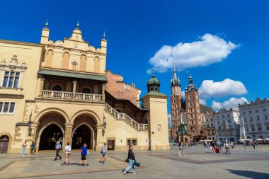 KRAKOW, POLAND - 9 Eylül 2022: St. Mary Bazilika Kilisesi ve Polonya 'nın Krakow kentindeki ana pazar meydanındaki Kumaş Salonu
