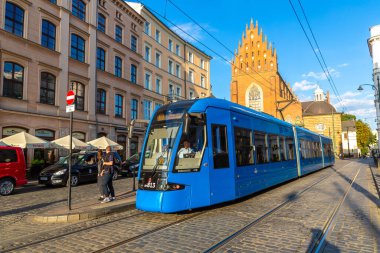 KRAKOW, POLAND - 11 Eylül 2022: Polonya 'nın Krakow kentindeki modern tramvay