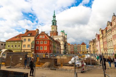 POZNAN, POLAND - 15 Eylül 2022: Poznan 'da güneşli bir günde, Polonya' nın Eski Pazar Meydanı 'ndaki ana meydan ve belediye binasının yeniden inşası