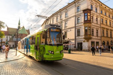 KRAKOW, POLAND - 11 Eylül 2022: Polonya 'nın Krakow kentindeki modern tramvay