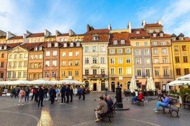 VARŞAN, POLAND - 19 Eylül 2022 Varşova 'nın Varşova meydanında gün batımında, Polonya