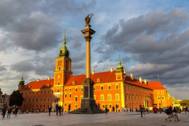 WARsaw, POLAND 19 Eylül 2022, Varşova, Polonya 'da gün batımında Kraliyet Kalesi ve Sigismund sütunları