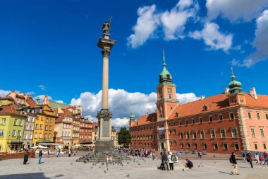 SAVAŞ, POLAND 19 EYLÜL 2022: güneşli bir günde Polonya 'nın Varşova şehrinde Kraliyet Kalesi ve Sigismund sütunu
