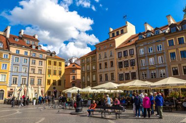 VARŞAN, POLAND - 19 Eylül 2022: güneşli bir günde Varşova 'da eski bir kasaba meydanı, Polonya
