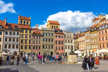 VARŞAN, POLAND - 19 Eylül 2022: güneşli bir günde Varşova 'da eski bir kasaba meydanı, Polonya