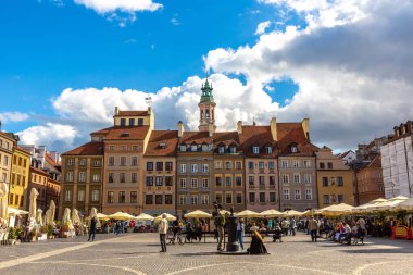 VARŞAN, POLAND - 19 Eylül 2022: güneşli bir günde Varşova 'da eski bir kasaba meydanı, Polonya