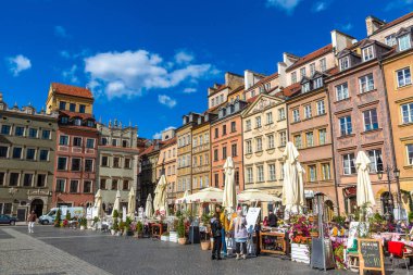 VARŞAN, POLAND - 19 Eylül 2022: güneşli bir günde Varşova 'da eski bir kasaba meydanı, Polonya