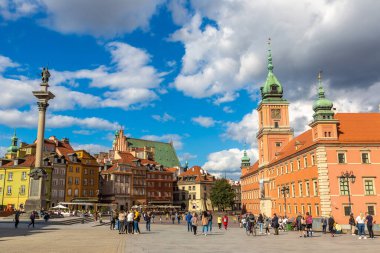 SAVAŞ, POLAND 19 EYLÜL 2022: güneşli bir günde Polonya 'nın Varşova şehrinde Kraliyet Kalesi ve Sigismund sütunu