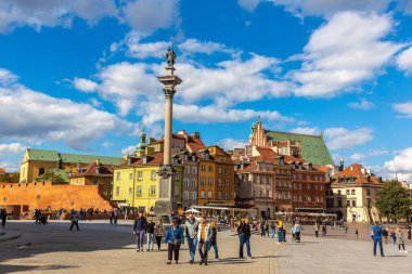 WARsaw, POLAND - 19 Eylül 2022 Varşova 'da güneşli bir günde Varşova, Polonya' da eski bir kasaba meydanı ve Sigismund sütunu