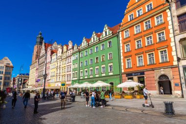WROCLAW, POLAND - 21 Eylül 2022: Güneşli bir günde Eski Pazar Meydanı 'ndaki renkli eski binalar, Wroclaw, Polonya