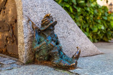 WROCLAW, POLAND - 21 Eylül 2022: Wroclaw 'ın sembolü - Cüce (cüce) heykeli güneşli bir günde, Wroclaw, Polonya