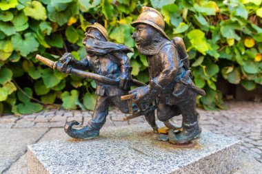 WROCLAW, POLAND - 21 Eylül 2022: Wroclaw 'ın sembolü - Cüce (cüce) heykeli güneşli bir günde, Wroclaw, Polonya