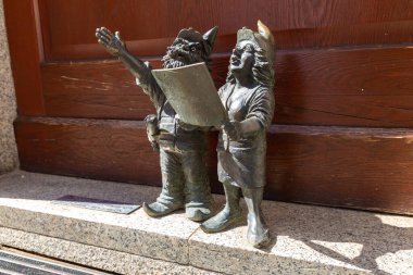 WROCLAW, POLAND - 21 Eylül 2022: Wroclaw 'ın sembolü - Cüce (cüce) heykeli güneşli bir günde, Wroclaw, Polonya