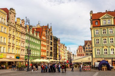 WROCLAW, POLAND - 21 Eylül 2022: Güneşli bir günde Eski Pazar Meydanı 'ndaki renkli eski binalar, Wroclaw, Polonya