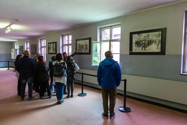 Oswiecim Poland September 2022 Group Tourists Photo Exhibition Auschwitz Concentration — Stock Photo, Image