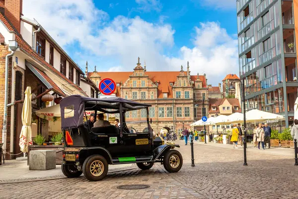 GDANSK, POLAND - 7 Eylül 2022: Polonya 'nın Gdansk kentindeki güzel eski bir kasabayı gezmek için eski model bir araba