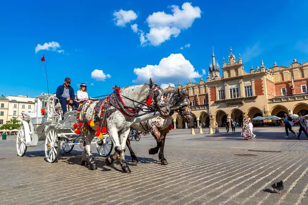 KRAKOW, POLAND - 9 Eylül 2022 Krakow, Polonya 'daki ana meydanda at arabaları