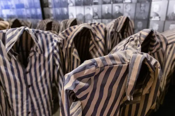 Oswiecim Poland 2022年9月7日 晴れた日にアウシュビッツ強制収容所の囚人服を用いた展覧会 Oswiecim Poland ストック写真