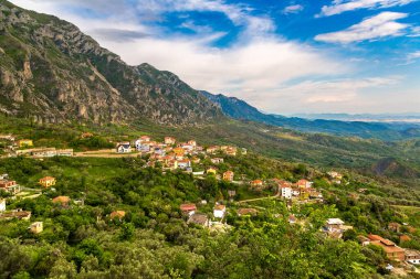 Kruja Kalesi: güzel bir yaz günü, Arnavutluk görüntülemek