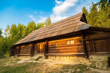 Pirogovo 'daki ulusal mimari müzesi güzel bir yaz gününde, Kiev, Ukrayna