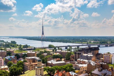 Letonya 'da güzel bir yaz gününde Riga ve TV kulesinin panoramik hava görüntüsü